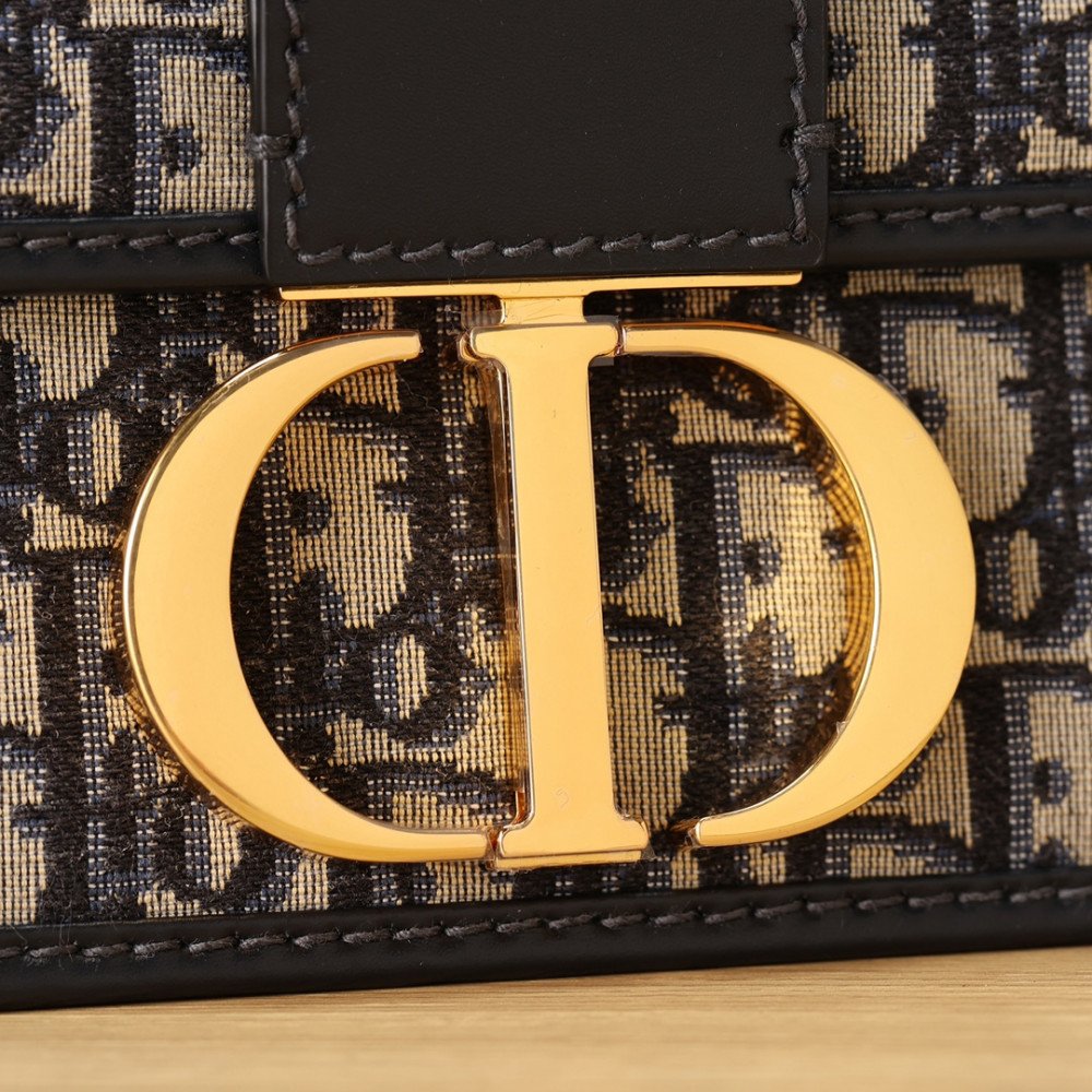 30 Montaigne Chain Bag
