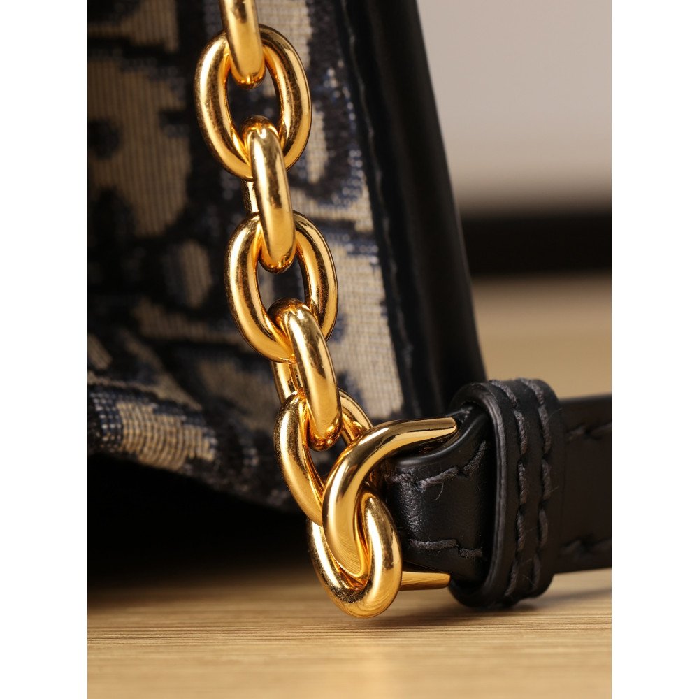 30 Montaigne Chain Bag