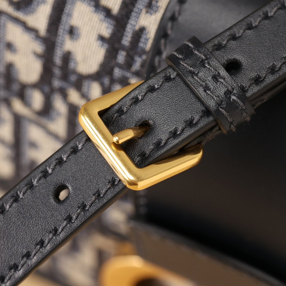 30 Montaigne Chain Bag