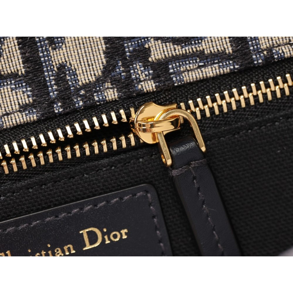 30 Montaigne Chain Bag