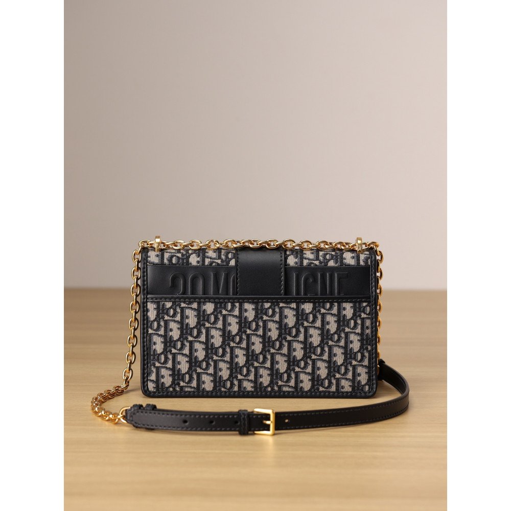 30 Montaigne Chain Bag