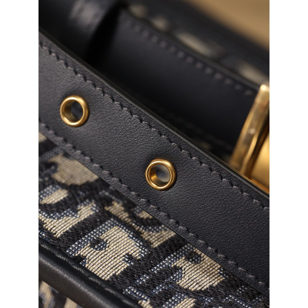 30 Montaigne Bag