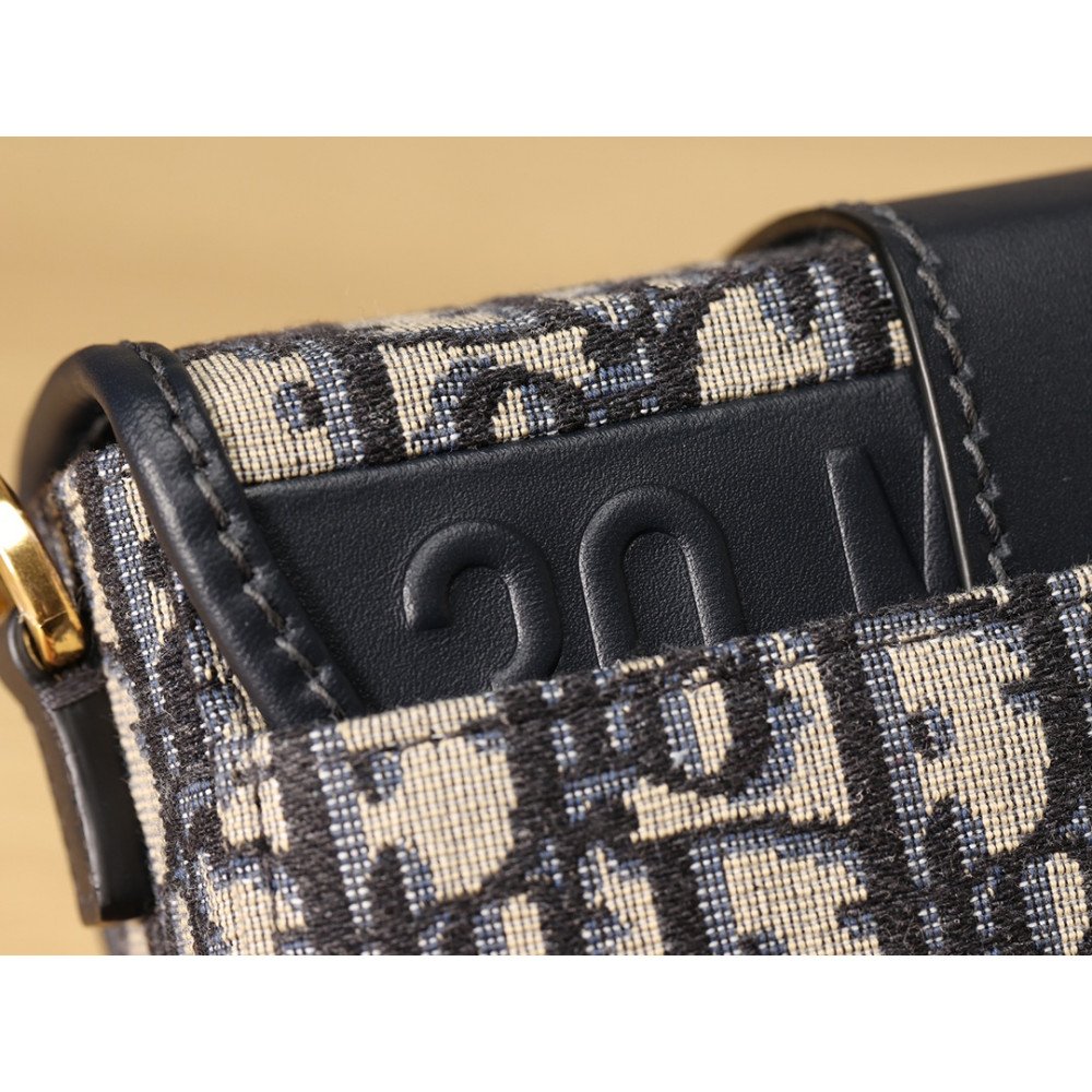 30 Montaigne Box Bag