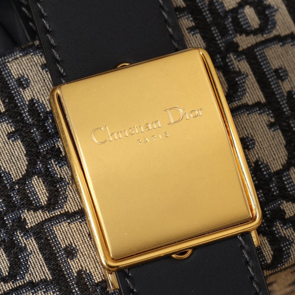 30 Montaigne Box Bag