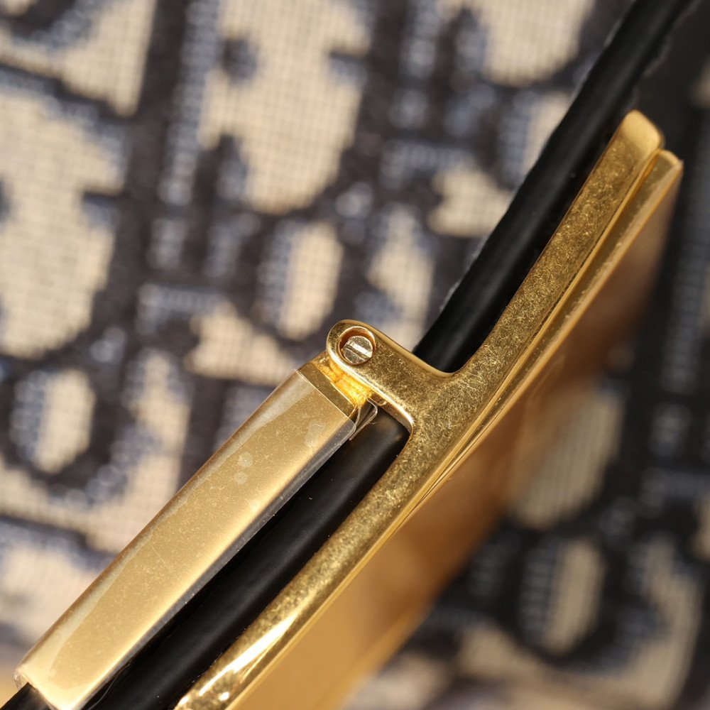 30 Montaigne Box Bag