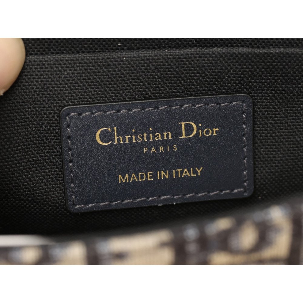 30 Montaigne Box Bag