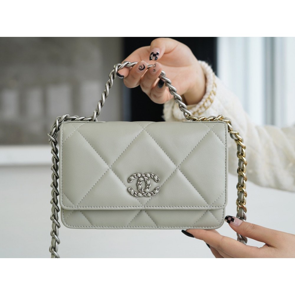 Chanel 19 Wallet On Chain