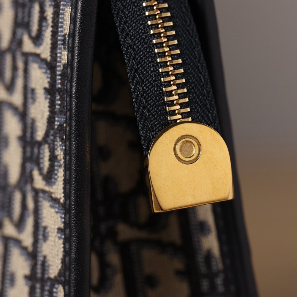 Medium 30 Montaigne Pouch Medium 30 Montaigne Pouch