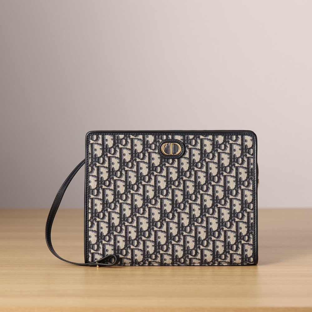 Medium 30 Montaigne Pouch Medium 30 Montaigne Pouch