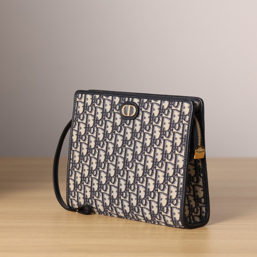 Medium 30 Montaigne Pouch Medium 30 Montaigne Pouch