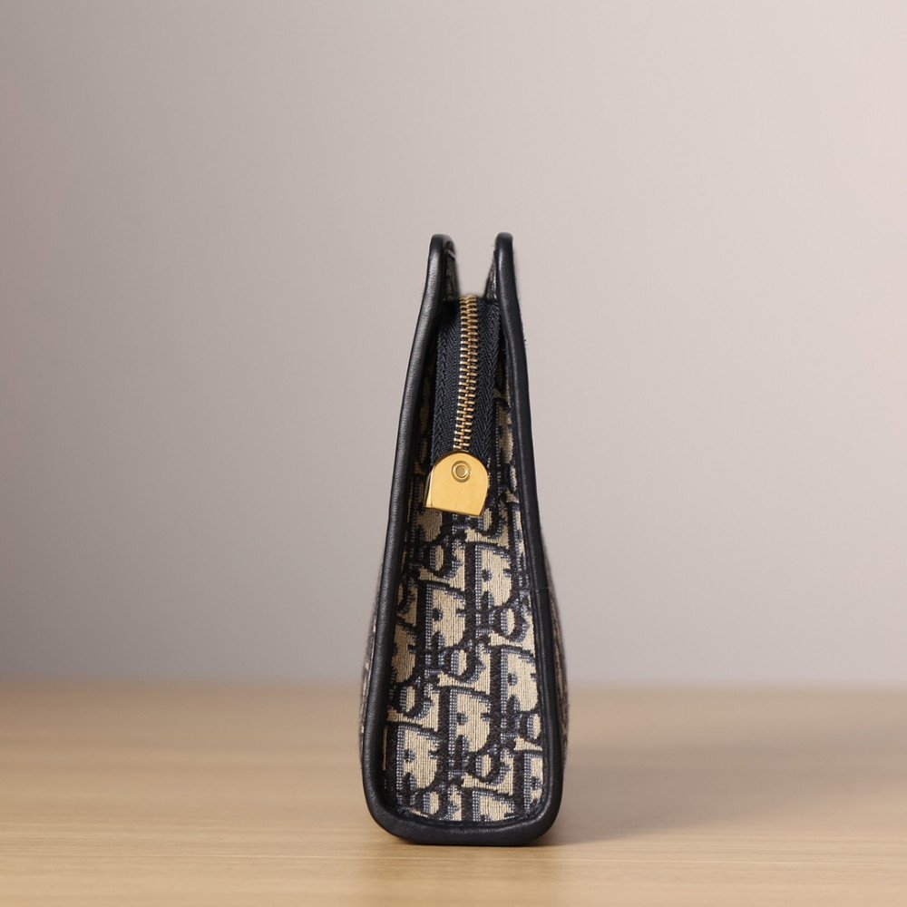 Medium 30 Montaigne Pouch Medium 30 Montaigne Pouch