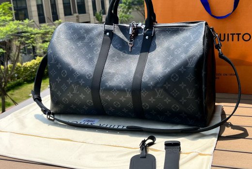 M40569 Shot Outdoors 1
