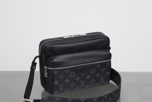 Outdoor Messenger M30233 Details