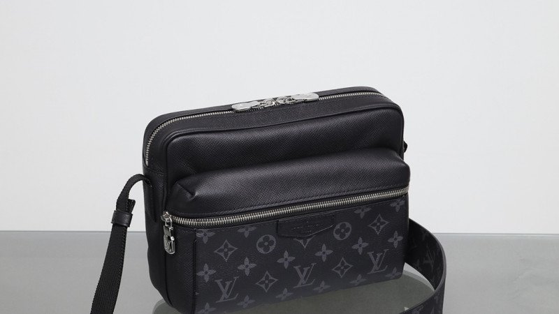 Outdoor Messenger M30233 Details